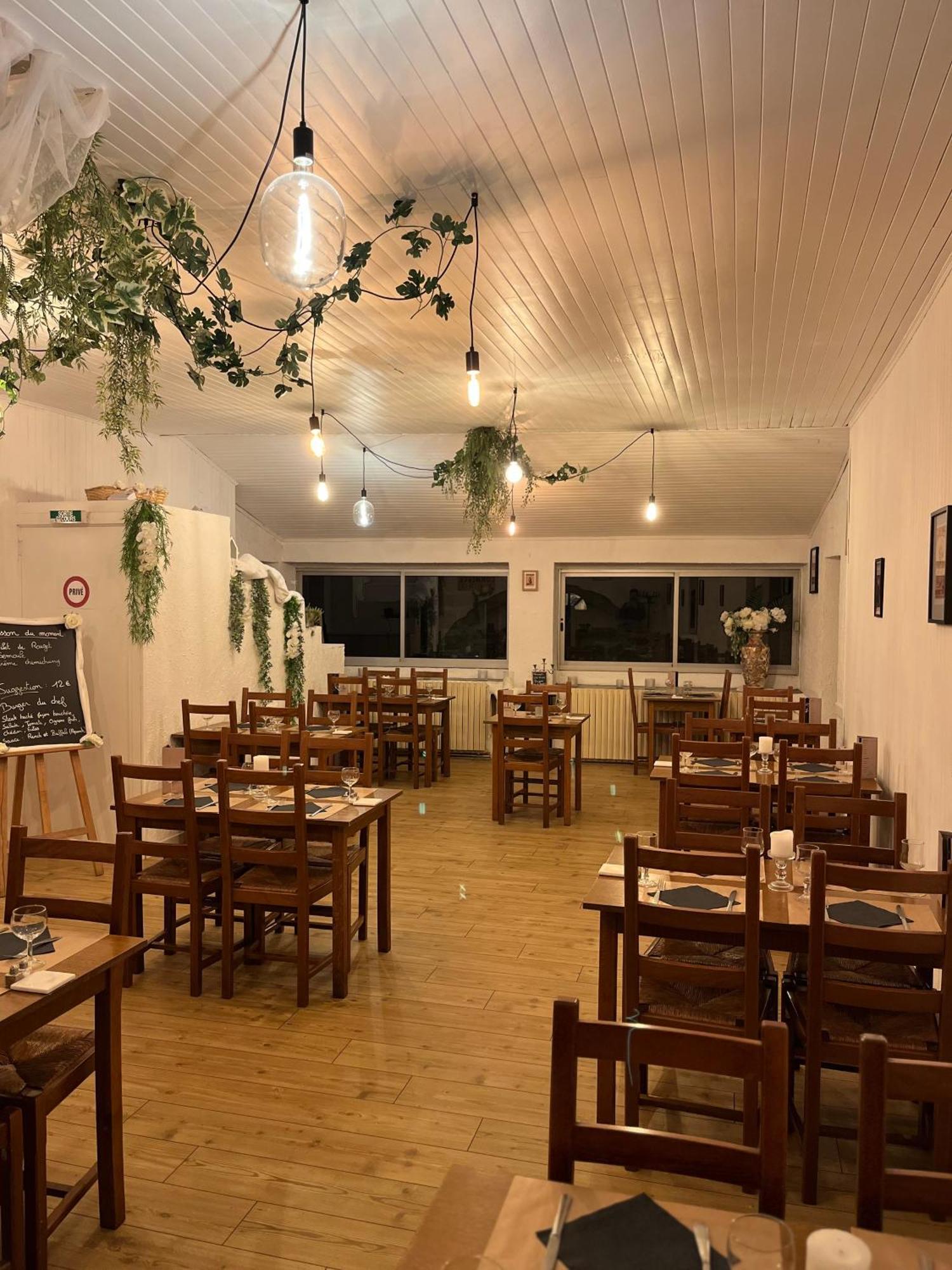 Cafe Du Commerce Genolhac エクステリア 写真